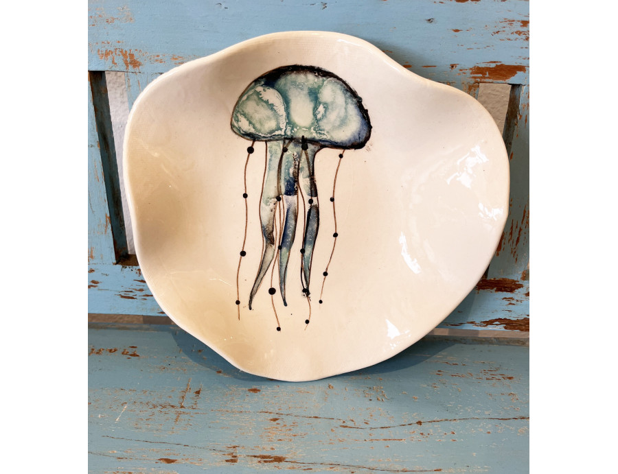 Plato Irregular Medusa. Pintado A Mano