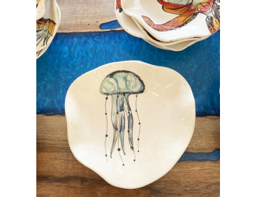 Plato Irregular Medusa. Pintado A Mano