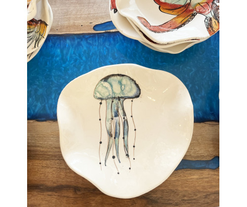 Plato Irregular Medusa. Pintado A Mano