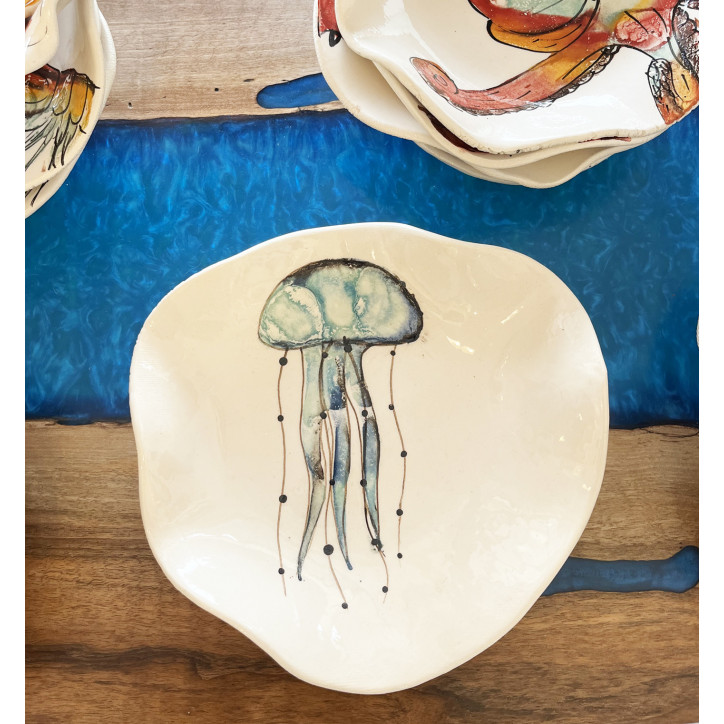 Plato Irregular Medusa. Pintado A Mano